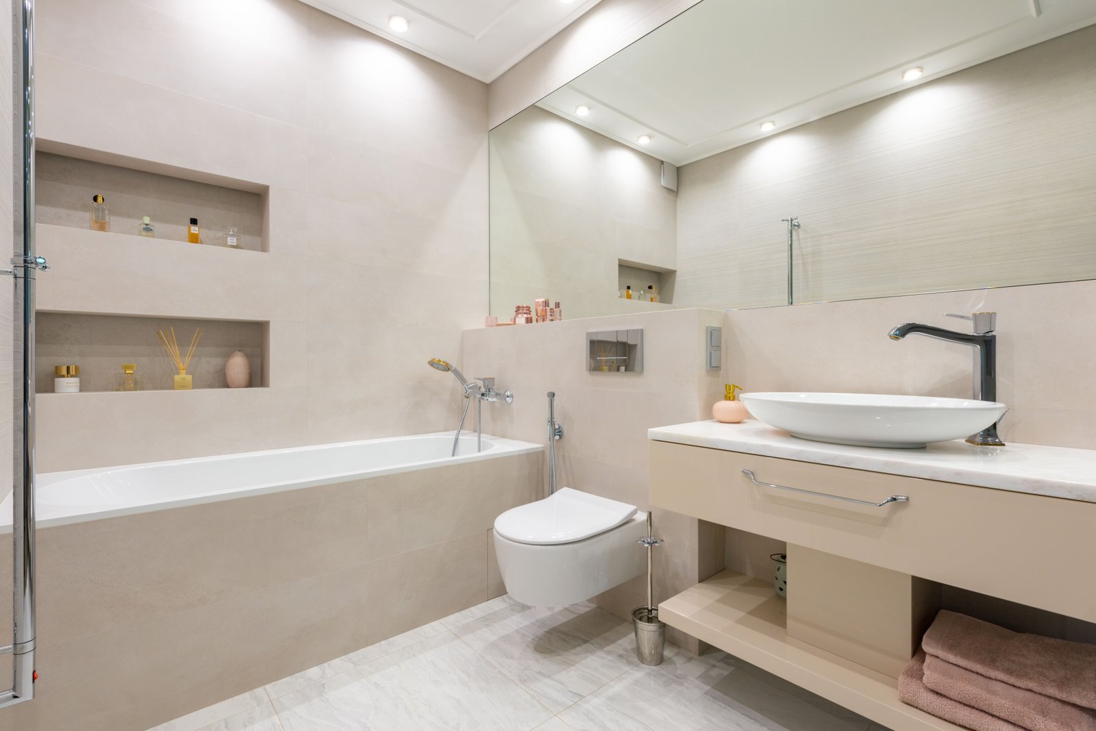 Ba&ntilde;o luminoso con sanitarios y grifer&iacute;a — Abelson Pilar