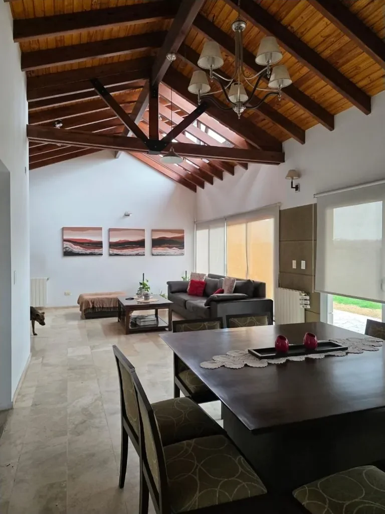 Interior con techo de madera y luz natural — Laura Gola